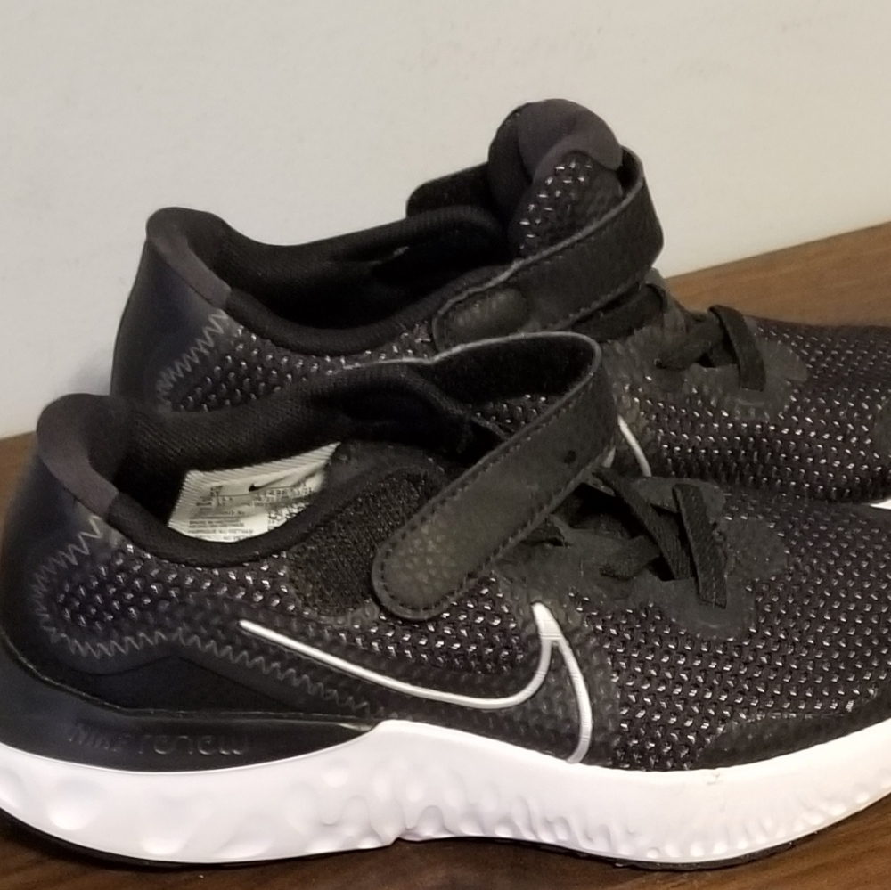 Youth Boys Size 1 Nike Renew